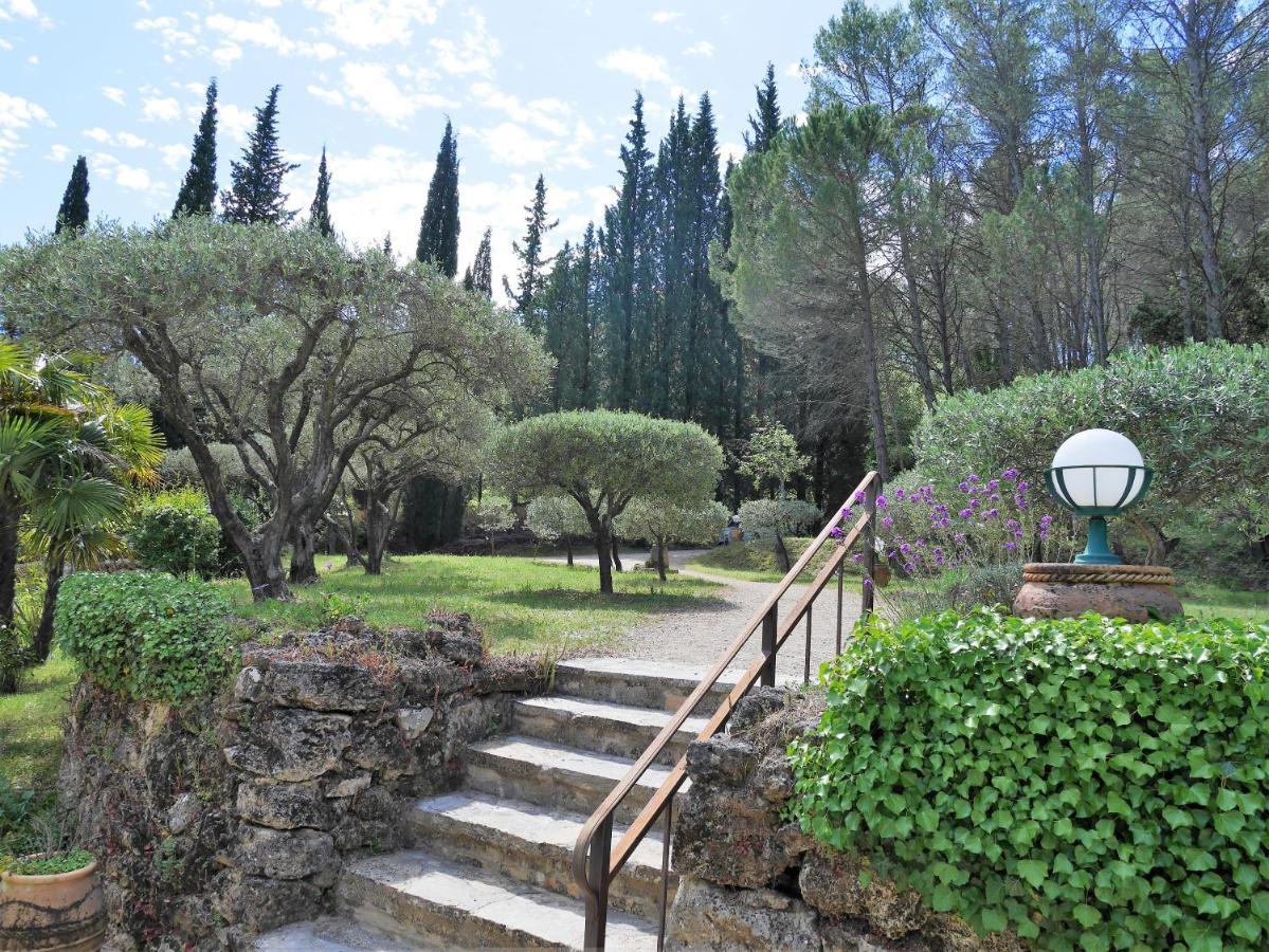 Le Mas Des Oliviers Bed & Breakfast Salernes Dış mekan fotoğraf